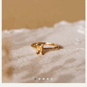 Elegant Gold Ring with Yellow Gemstone